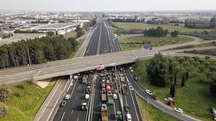 Un barrage sur l'autroute A9 au niveau de Nîmes, le 28 janvier 2024. (MIKAEL ANISSET / MAXPPP)