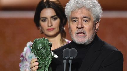 Le réalisateur espagnol Pedro Almodovar et son Goya du meilleur réalisateur, lors de la cérémonie de la remise des plus hautes récompenses du cinéma espagnol 2020, à Malaga en Espagne (derrière lui : Penélope Cruz). (GABRIEL BOUYS / AFP)