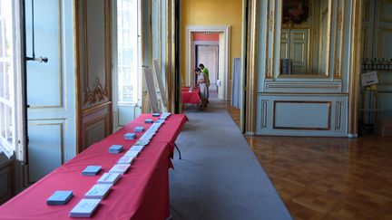 Un bureau de vote à Strasbourg (Bas-Rhin), au premier tour des élections législatives, le 11 juin 2017. (PATRICK HERTZOG / AFP)