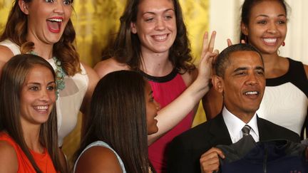 Les joueuses de l'&eacute;quipe de basket de l'universit&eacute; du Connecticut posent aux c&ocirc;t&eacute;s du pr&eacute;sident am&eacute;ricain, Barack Obama, &agrave; la Maison Blanche &agrave; Washington (Etats-Unis), le 31 juillet 2013. (LARRY DOWNING / REUTERS)