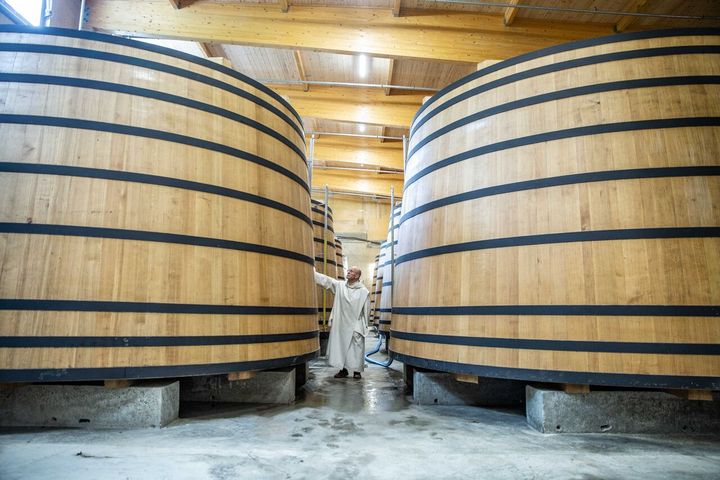 Dom Benoit dans la nouvelle distillerie. (CHARTREUSE/STEPHANE COUCHET)