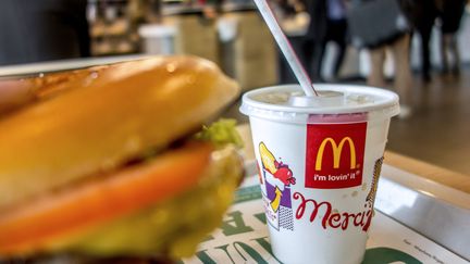 Un plateau-repas dans un McDonald's de Lille, le 26 février 2015. (PHILIPPE HUGUEN / AFP)