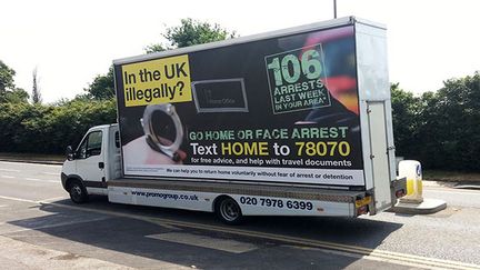 Une image du minist&egrave;re de l'Int&eacute;rieur britannique montre un camion portant le message "go home", le 30 juillet 2013. ( MAXPPP)