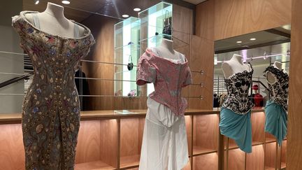 L'exposition "Vivienne Westwood Corsets" dans la boutique parisienne de la créatrice britannique, le 19 avril 2023 (CORINNE JEAMMET)