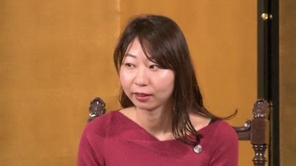 Au Japon, la romancière Rie Kudan, lauréate du prix littéraire japonais le plus prestigieux, a admis avoir utilisé ChatGPT pour écrire une partie de son roman. (France 2)