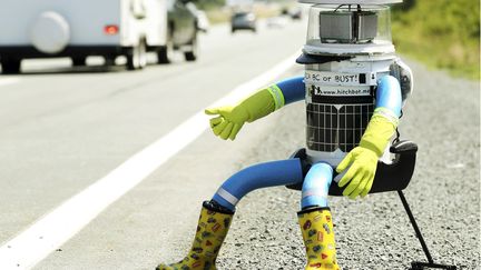 &nbsp; (Le robot Hitchbot attendait au bord de la 102, près d'Halifax, pour débuter son voyage le 27 juillet. © Paul Darrow)