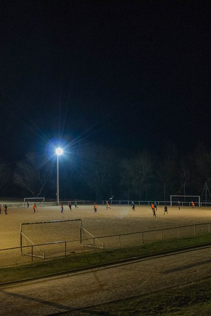 Des migrants de Grambois participent à un entraînement avec les jeunes de l'US Touraine, le 31 janvier 2017, à La Tour-d'Aigues. (YANN THOMPSON / FRANCEINFO)