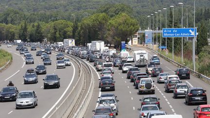 Un bouchon sur l'autoroute A7 à la hauteur de Mornas (Vaucluse) pour les vacances&nbsp;le 28 juillet 2018. (MAXPPP)