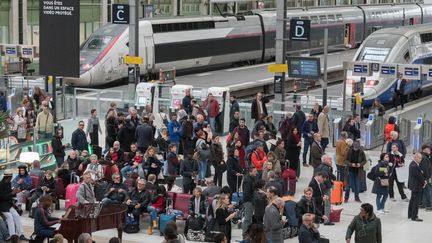 Des voyageurs dans le hall de la gare de Lyon, à Paris, le 22 octobre 2018. (ESTELLE RUIZ / AFP)