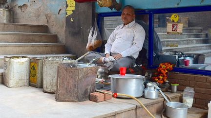 Le «tchaï», la boisson nationale de l’Inde. Il est bu à toute heure du jour et de la nuit, sur place ou à emporter ! Sushil Kamti fait bouillir son lait, son eau et ses épices depuis 33 ans, de 6h30 à 20h tous les jours. A 43 ans, il gagne environ 50 euros par mois.  (Amanda Jacquel)