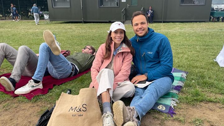 Tara et George, un couple de trentenaire, dans la queue, le 4 juillet, dans le parc de Wimbledon. Pour Tara, il s'agit d'une première expérience de cette tradition de Wimbledon. (APOLLINE MERLE / FRANCEINFO SPORT)