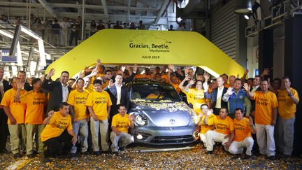 La dernière coccinelle fabriquée à Puebla, au Mexique, est sortie hier de l'usine.&nbsp; (JUAN CARLOS SANCHEZ / AFP)