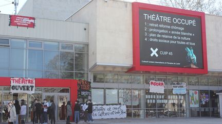 L'entrée du théâtre d'Orléans (Loiret), occupé depuis le 12 mars 2021. (GUILLEMETTE JEANNOT / FRANCEINFO)