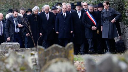 &nbsp; (François Hollande s'est rendu dans le cimetière juif profané de Sarre-Union © MAXPPP)