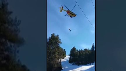 Dans les Pyrénées-Orientales, des skieurs ont eu une petite frayeur lundi 7 février. Bloqués sur des télésièges pendant plusieurs heures, ils ont dû être&nbsp;hélitreuillés. Aucun blessé n'est à déclarer. (FRANCE 2)