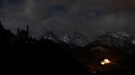 Le château de&nbsp;Neuschwanstein, situé à&nbsp;Hohenschwangau en Bavière (Allemagne) s'est éteint à 20:30 heure locale à l'occasion du Earth Day, organisé le 27 mars 2021. (KARL-JOSEF HILDENBRAND / DPA / AFP)