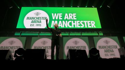 Le poète Tony Walsh a participé&nbsp;au concert de réouverture de l'Arena de Manchester (Royaume-Uni), le 9 septembre 2017. (PETER BYRNE / AFP)