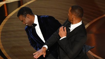 L'acteur Will Smith frappe Chris Rock aux Oscars, le 27 mars 2022, à Hollywood. (ROBYN BECK / AFP)