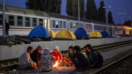 &nbsp; (Un groupe de migrants dans le gare de Beli Manastir, au nord de la Croatie, ce jeudi © MaxPPP)