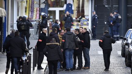 Des policiers près de la Goutte d'Or, dans le nord de Paris, le 7 janvier 2016, près du commissariat où un homme a été abattu par balles. (LIONEL BONAVENTURE / AFP)