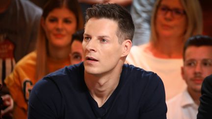 Le chroniqueur Matthieu Delormeau, le 6 novembre 2018 sur le plateau de "TPMP" sur C8. (FRÉDÉRIC DUGIT / MAXPPP)