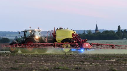 Un agriculteur répand du glyphosate, le 11 mai 2018 dans la Sarthe. (JEAN-FRANCOIS MONIER / AFP)