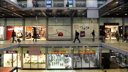 Des boutiques franchisées dans la galerie commerciale de la gare Saint-Lazare à Paris. (DST / MAXPPP)