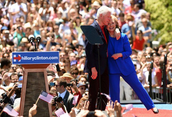 Hillary et Bill Clinton le 13 juin 2015, à New York, lors du lancement de la campagne de la candidate à l'investiture démocrate pour la présidentielle 2016. (TIMOTHY A. CLARY / AFP)