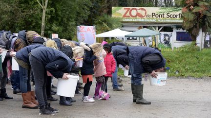 Environ 80 personnes se sont rassemblées le 24 janvier 2018 devant le zoo de Pont-Scorff (Morbihan) et se sont mis la tête dans un seau, pour dénoncer la politique de l'autruche de la direction. (MAXPPP)