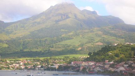 La ville de Saint-Pierre et la montagne Pelée en Martinique (photo d'illustration). (VINCENT PILLET / RADIOFRANCE)