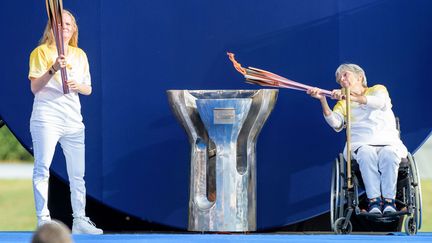 Susie Rodgers et Jane Blackburn allument la flamme paralympique à Stoke Mandeville, le 19 août 2020. (ANDRE CAMARA/SIPA)