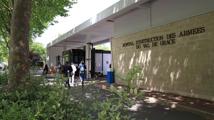 Entrée de l'hôpital du Val-de-Grâce, à Paris, le 19 mars 2015.&nbsp; (MAXPPP)