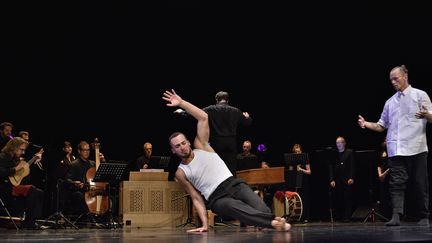 Un danseur hip-hop dans le spectacle "Traversées baroques" au Pôle en scènes de Bron, le 18 septembre 2021.&nbsp;&nbsp; (BERTRAND PICHENE - FESTIVAL D'AMBRONAY)