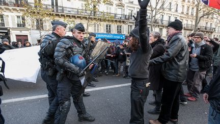 Lors d'une&nbsp;manifestation en faveur de l'accueil des réfugiés, le 22 novembre 2015, place de la Bastille, à Paris. Le rassemblement avait été préalablement&nbsp;interdit en raison de l'état d'urgence. (CITIZENSIDE/SERGE TENANI / AFP)