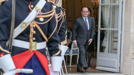 &nbsp; (François Hollande s'est dit "attaché" à ce statut de fonctionnaire © Maxppp)