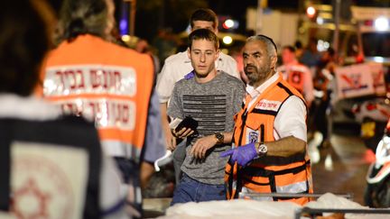 Les secours interviennent après l'attentat dans le quartier de Sarona à Tel-Aviv (Israël), qui a fait 4 morts mercredi 8 juin 2016. (CITIZENSIDE/AVIVI AHARON / AFP)