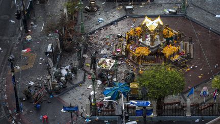 Des experts proc&egrave;dent &agrave; des relev&eacute;s autour du lieu o&ugrave; est survenu un attentat meurtrier &agrave; Bangkok, le 18 ao&ucirc;t 2015. (ATHIT PERAWONGMETHA / REUTERS)