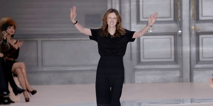 Clare  Waight Keller salue à la fin du défilé Chloé, mars 2017
 (Patrick KOVARIK / AFP)