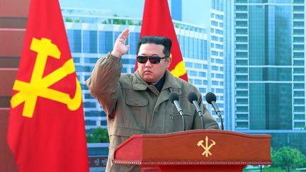 Le leader nord-coréen Kim Jong-un, le 12 février 2022 à Pyongyang (Corée du Nord). (STR / KCNA VIA KNS / AFP)