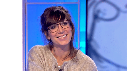 L'humoriste Nora Hamzawi invitée sur le plateau de France 3 pour son livre "30 ans, 10 ans de thérapie"
 (France 3 / Culturebox)