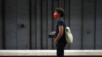 Un homme avec un masque à Paris, le 11 mai 2022. (MYRIAM TIRLER / HANS LUCAS / AFP)