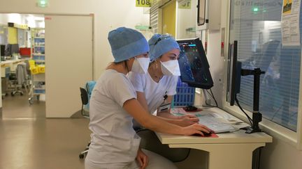 Des soignantes au service réanimation de l'hôpital Purpan, à Toulouse, le 5 novembre 2020. (NATHALIE SAINT-AFFRE / MAXPPP)