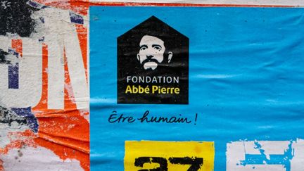 Le logo de la Fondation Abbé-Pierre sur un panneau d'affichage à Clermont-Ferrand (Puy-de-Dôme), le 8 septembre 2024. (ROMAIN COSTASECA / HANS LUCAS,ROMAIN COSTASECA / HANS LUCAS / AFP)