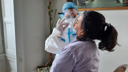 Une équipe de l'APHP réalise des tests antigéniques sur le personnel de l'Ehpad Korian de Longpont-sur-Orge (Essonne), le 15 octobre 2020. (HÉLÈNE CHEVALLIER / RADIO FRANCE)