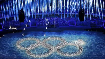 La c&eacute;r&eacute;monie de cl&ocirc;ture des jeux Olympiques de Sotchi a d&eacute;but&eacute; dimanche 23 f&eacute;vrier sur une note humoristique, avec un clin d'oeil au petit rat&eacute; de la c&eacute;r&eacute;monie d'ouverture, quand un flocon ne s'&eacute;tait pas ouvert comme pr&eacute;vu. (PAWEL KOPCZYNSKI / REUTERS)