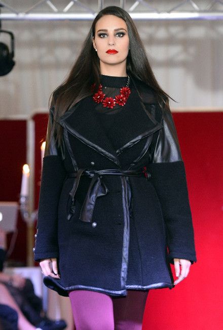 Un mannequin grande taille en manteau sur le podium du Pulp Fashion Show.
 (Bertrand Guay / AFP)