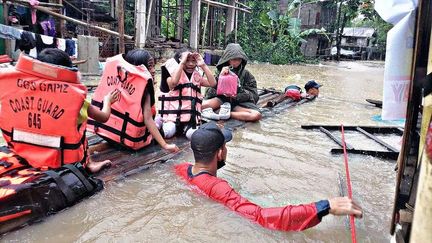 Des garde-côtes évacuent des habitants de Panitan,&nbsp;en pleine inondation liée à la tempête Megi, le 12 avril 2022 aux Philippines. (PHILIPPINE COAST GUARD / AFP)