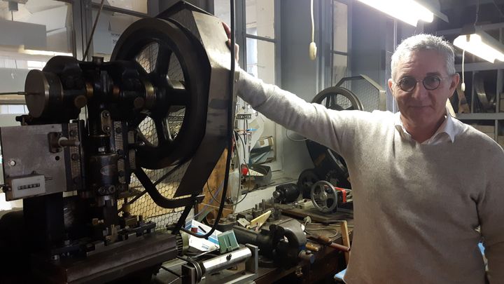 Philippe Girod, patron du groupe Gouverneur-Audigier, dans son atelier de Morez. (SÉBASTIEN BAER / RADIO FRANCE)