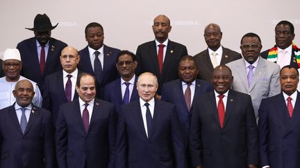 Vladimir Poutine (au centre) accueille plusieurs chefs d'Etat africains lors du premier sommet Russie-Afrique à Sotchi, en Russie, le 24 octobre 2019. (VALERY SHARIFULIN / TASS / SIPA)