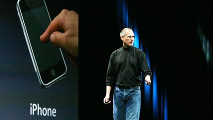 &nbsp; (Steve Jobs présente l'iPhone lors d'un véritable show à San Fransisco © Maxppp)